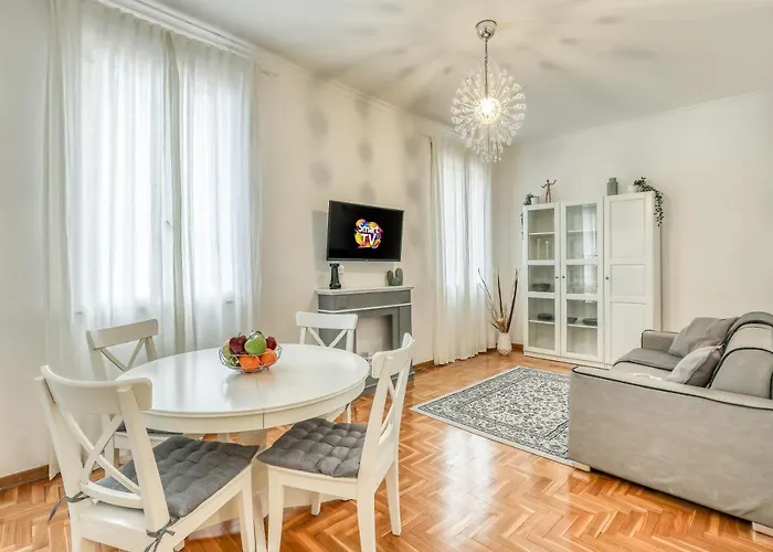 Apartment Atrhome Penthouse Frattina Rom